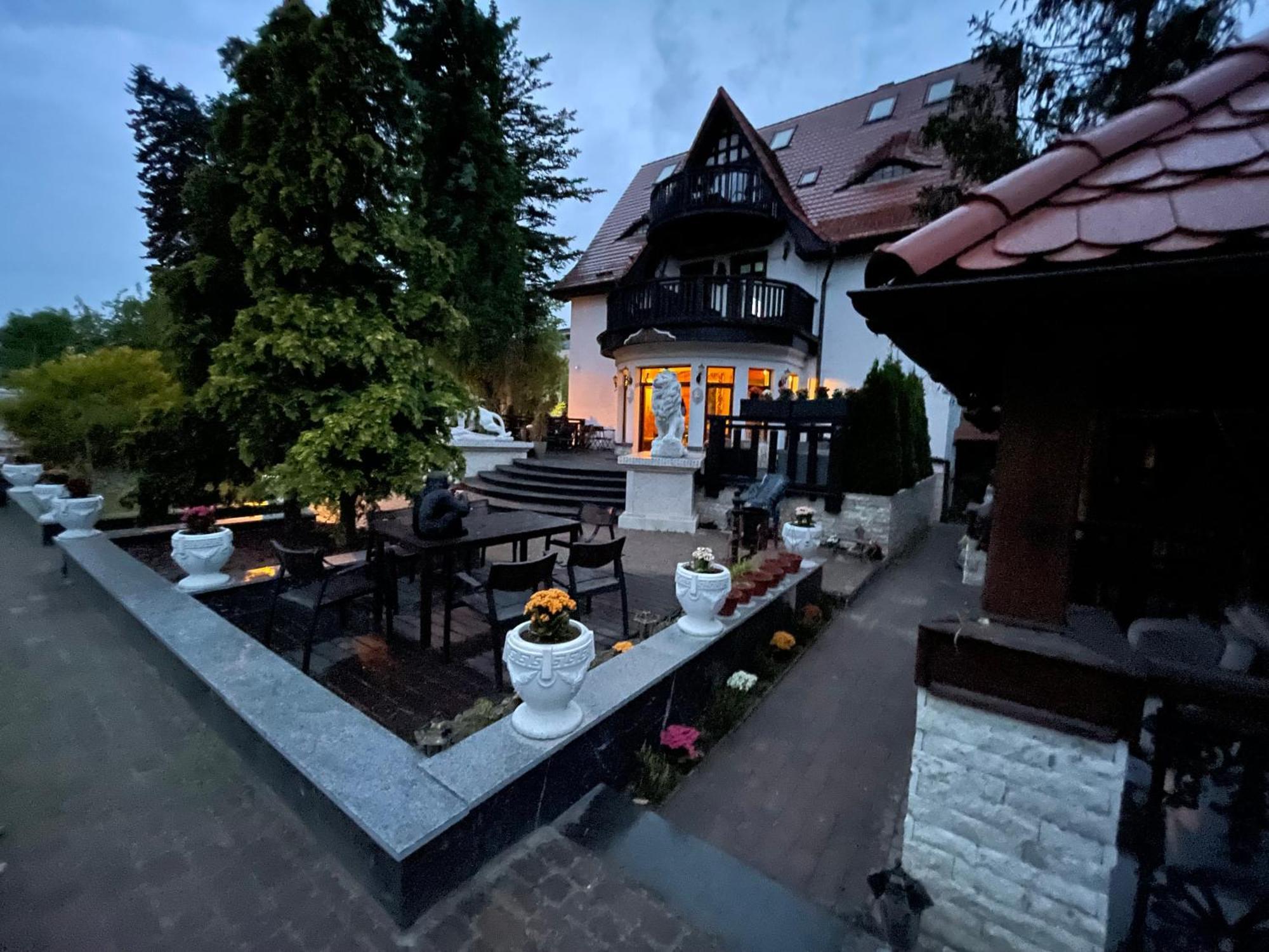グダニスク Dworek Oliwski Bed & Breakfast エクステリア 写真